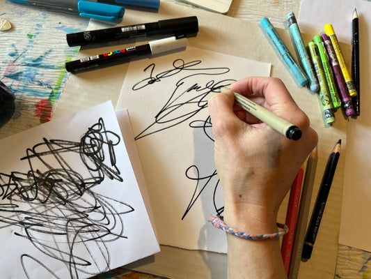 Die Kunst des "Mutter-Werdens"
Online Kurs - Start 7. Mai 2025
Ein kraftvolles, intimes 6-Wochen-Programm für Mütter, die sich selbst in ihrer Mutterschaft neu entdecken wollen.
Das Mutterwerden verändert alles – doch kaum jemand spricht über das, was innerlich wirklich geschieht.
In diesem Kurs findest du einen sicheren Raum zum Ankommen, Innehalten, Fragen stellen, Zweifeln, Wachsen – und Gestalten.
Wenn du dich fragst:
„Wer bin ich jetzt eigentlich?“
„Warum fühlt sich alles so überwältigend an?“
„B