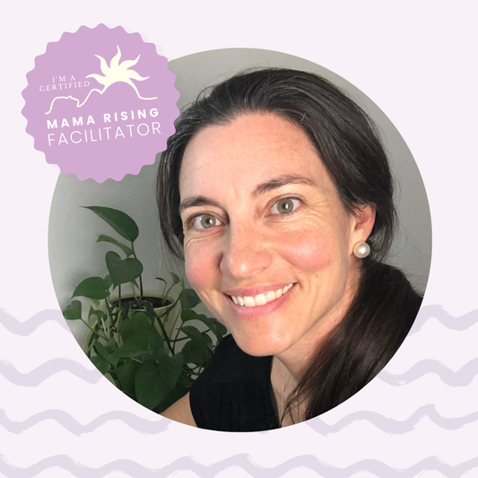 1:1 online Muttertäts-Begleitung
Ein sicherer Raum für deine innere Wandlung
Als zertifizierte Muttertäts-Begleiterin (Mama Rising®) biete ich dir einen geschützten Rahmen, in dem du dich mit allem zeigen darfst, was gerade in dir ist.
Nichts ist zu viel, zu extrem, zu traurig oder zu leise.
Hier ist nichts falsch – und alles willkommen.
Mit der bewährten Mama Rising® Formel begleite ich dich Schritt für Schritt durch diese herausfordernde Zeit – zurück zu dir selbst.